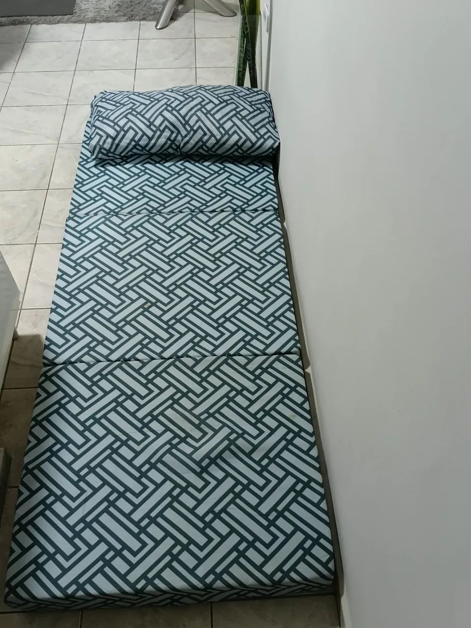 Vendo dois colchão multiuso,serve como cama e sofá puf. - Foto 2