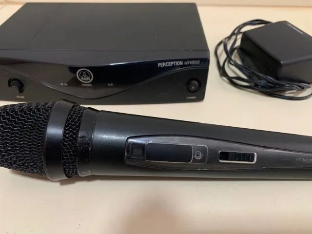 Microfone Sem Fio Profissional Bastão AKG Super Conservado - Foto 2