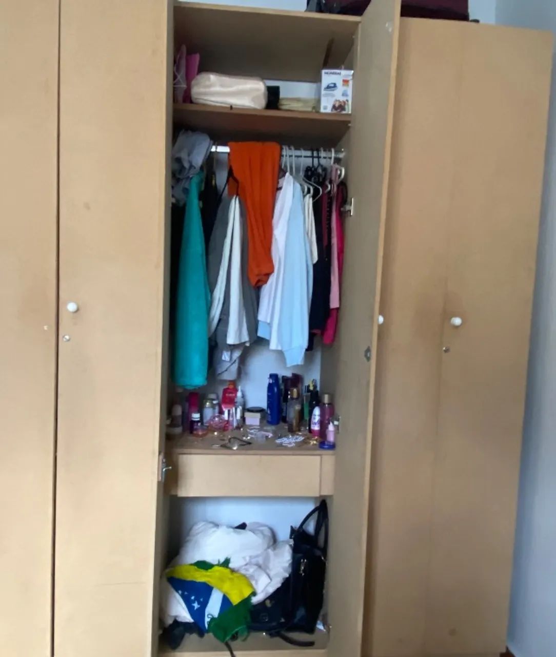 Guarda roupa de madeira com 3 repartições  - Foto 2