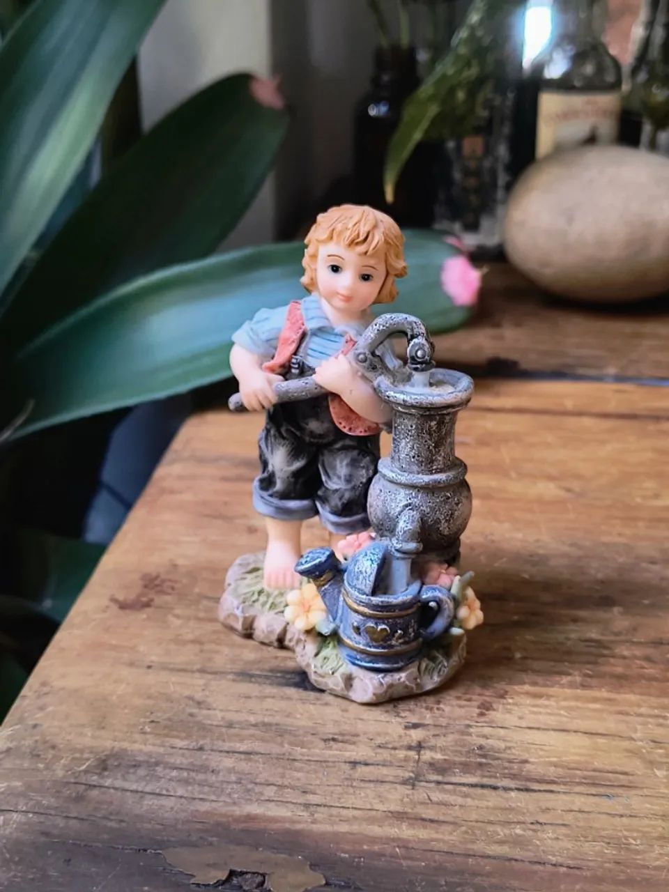 bibelô decoração em criança bombeando água no poço miniatura decoração casa colecionador