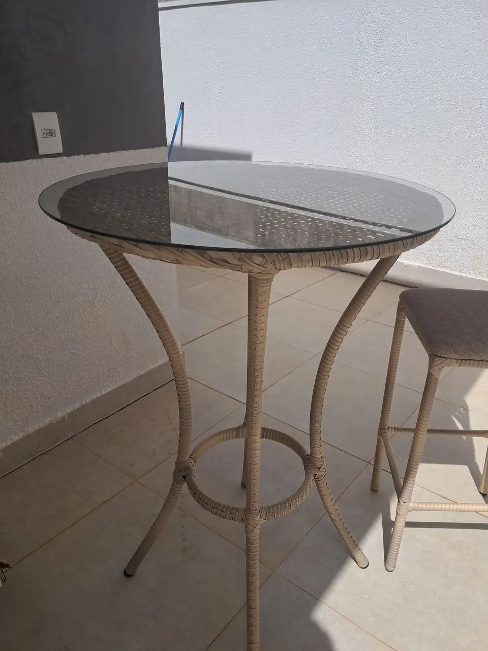 Mesa bistrô bar com tampo de vidro e 4 banquetas - Foto 2