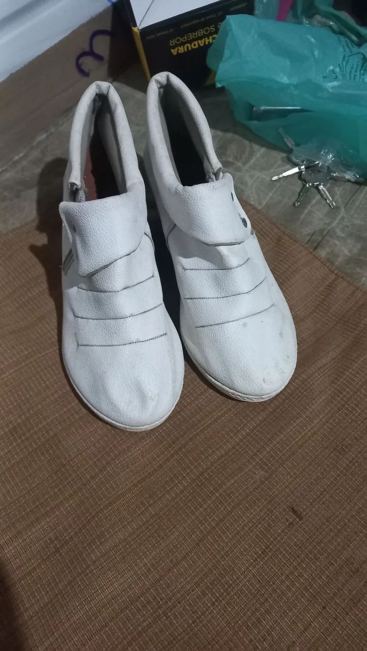 Vendo sapato branco.