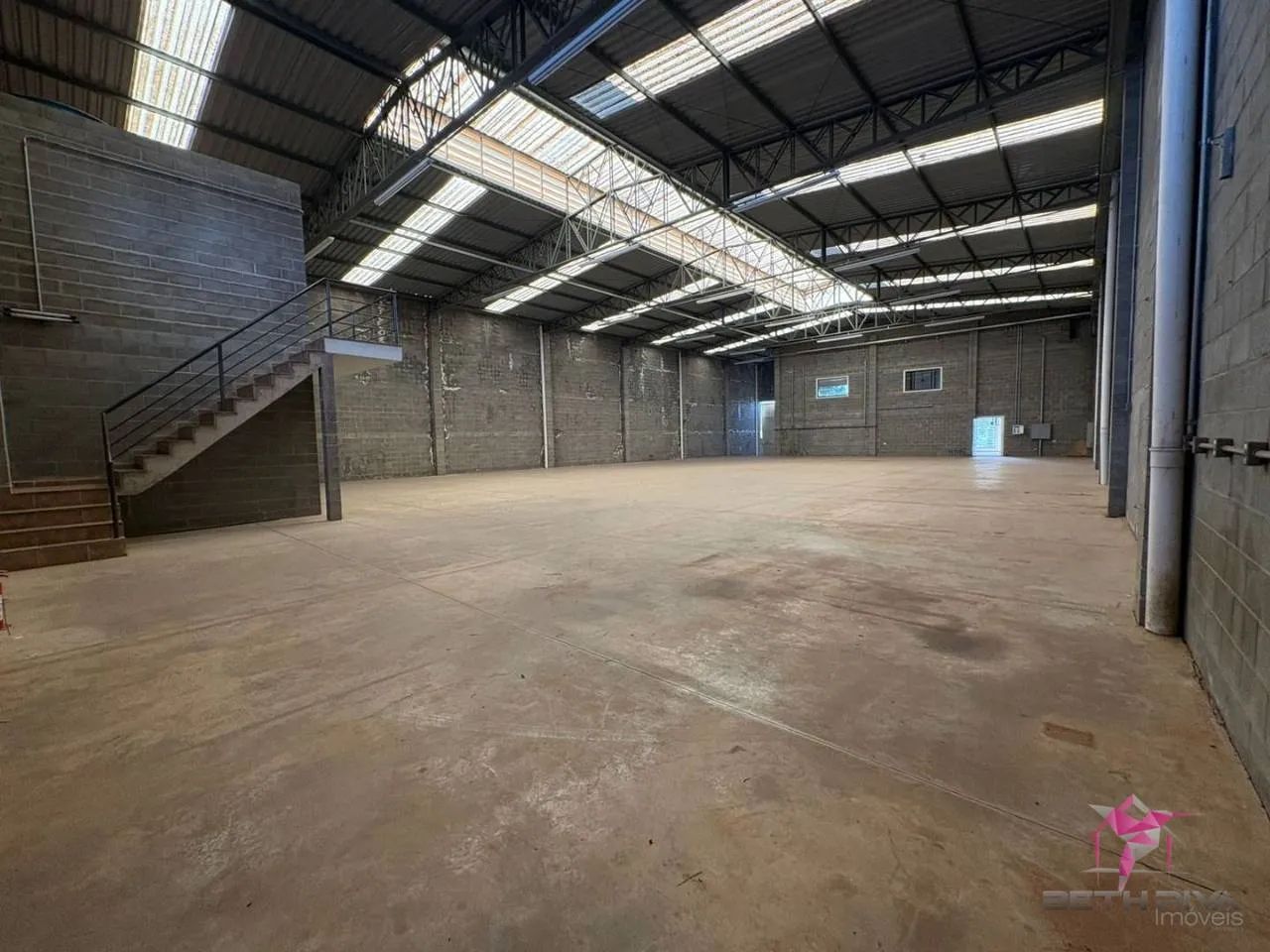 Espaço para Grandes Operações | Barracão Industrial com 1.020 m² - Foto 4