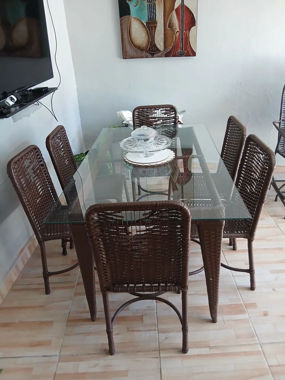 Mesa de janta semi nova precisando reforma nas cadeiras  - Foto 3
