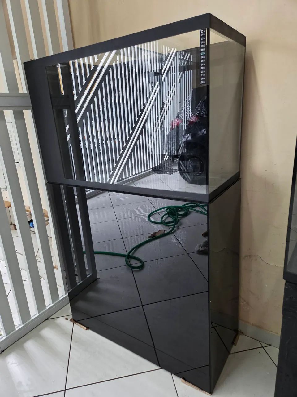 Aquário completo 140 Litros (C=80xAlt=50xP=35) + móvel c/ acab. vidro preto - Foto 3