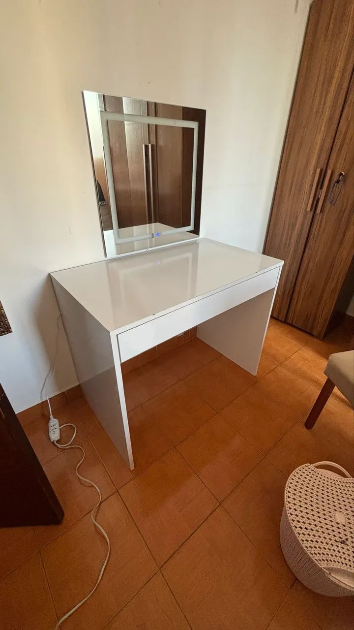 Mesa multifuncional com gaveta 