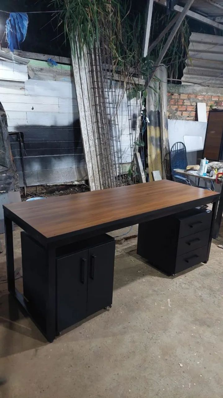 Mesa industrial com armário e gaveteiro 