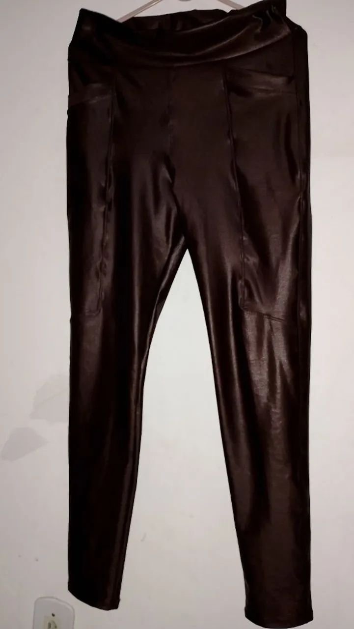 Calça não é couro embora parece, é um estreche grosso G