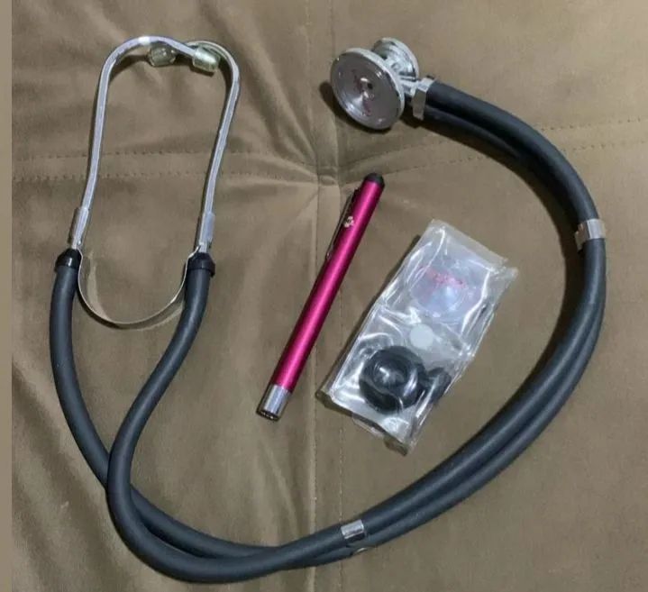 Vendo estetoscópio e lanterna clinica (praticamente novos)