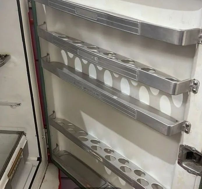 Geladeira retrô década de 40 funcionand pr colecionador ou para quem ama design exclusivo  - Foto 4