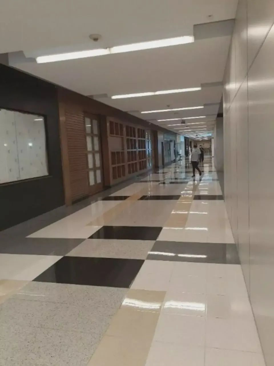 Centro comercial para aluguel e venda possui 2884 metros quadrados . - Foto 3