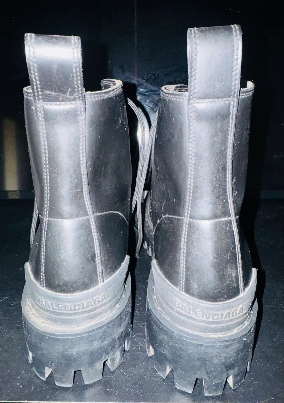 Botas Balenciaga Strike em couro preto