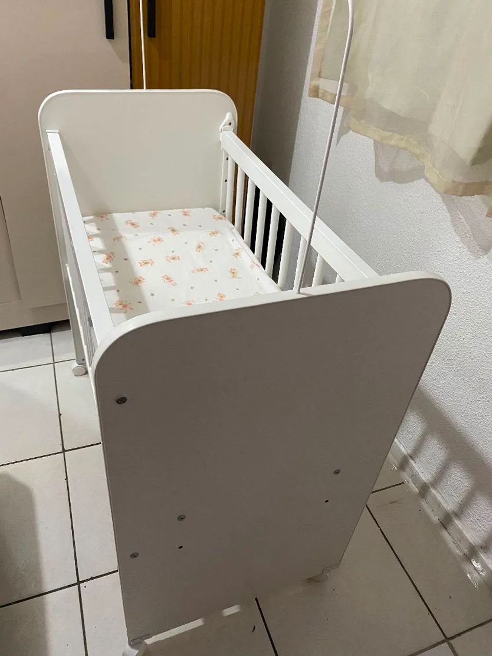 Berço Retrô Branco com Rodinhas - Ótimo Estado - Foto 4