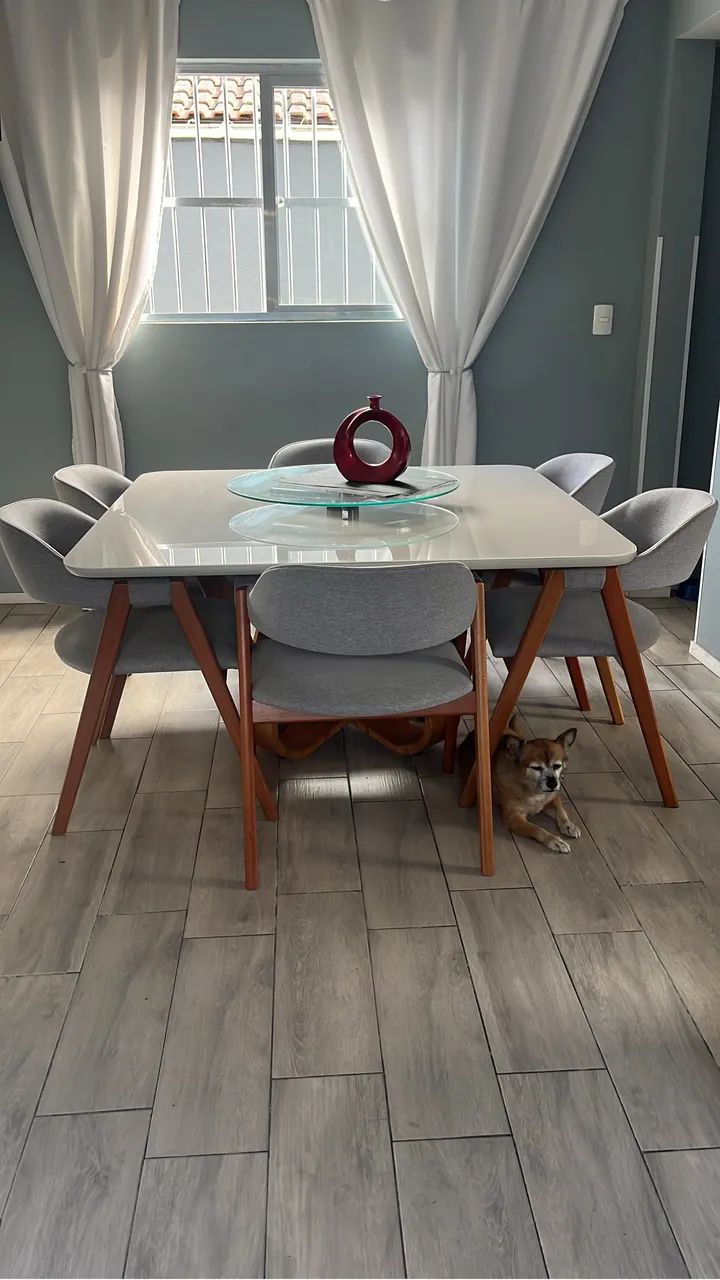 Mesa de jantar com 08 poltronas