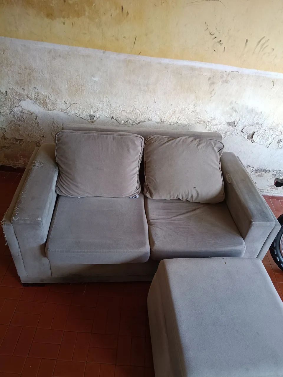 Sofá 2 lugares Suede cinza + puff - Foto 2