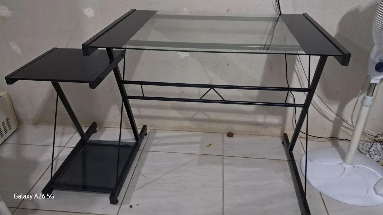 Mesa de vidro para computador