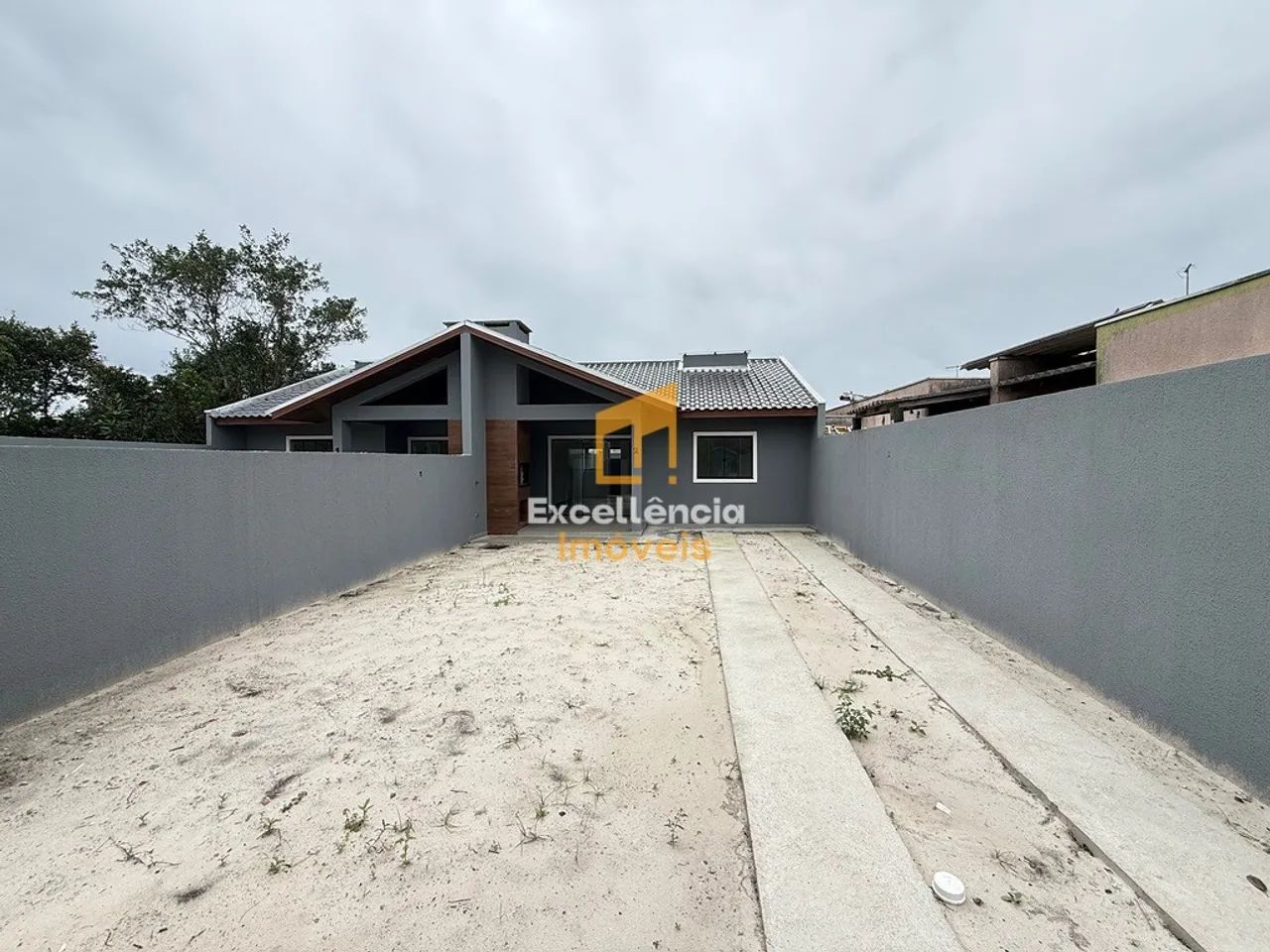 Casa nova 3 quartos sendo 1 suite e espaço terreno
