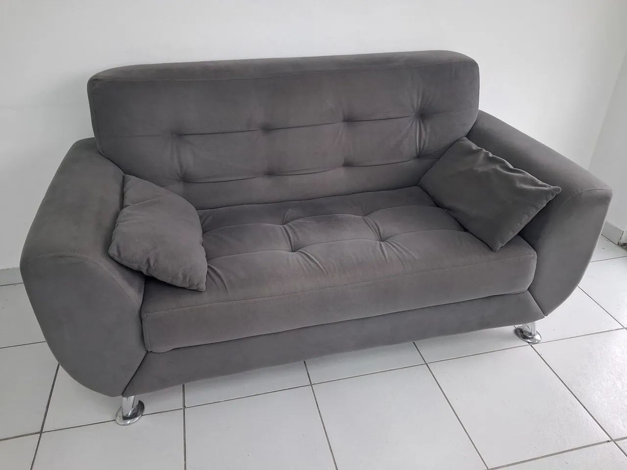 Sofá tecido suede moderno 2 lugares pés galvanizados - Foto 3