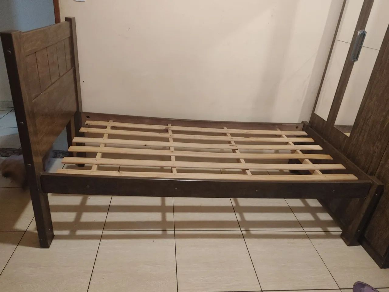 Vende-se Cama Solteiro com 2 colchões. - Foto 2