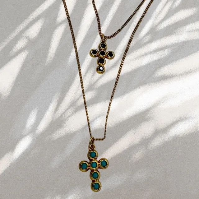 ? Colar Duplo com Crucifixos - Banho de Ouro | Lecharmant