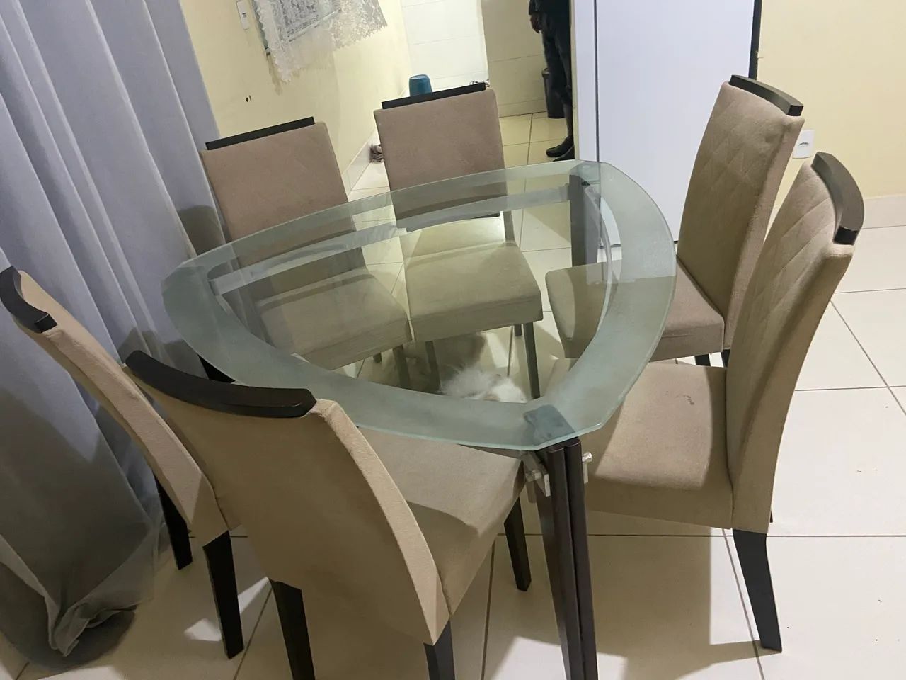 OPORTUNIDADE IMPERDÍVEL!  Mesa de jantar com 6 cadeiras! - Foto 4
