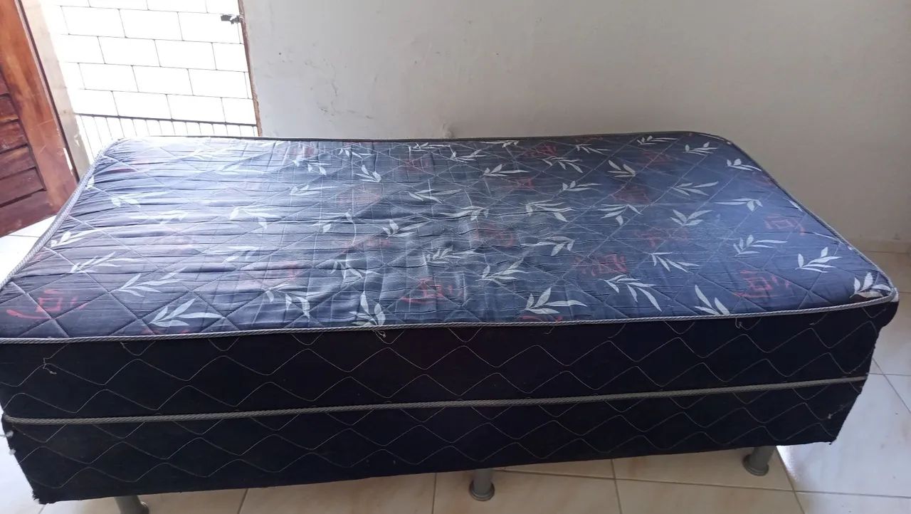 Cama de solteiro semi-nova 