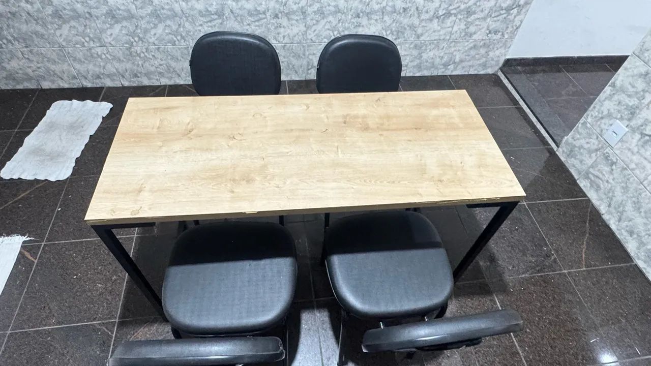 Mesa e cadeiras 