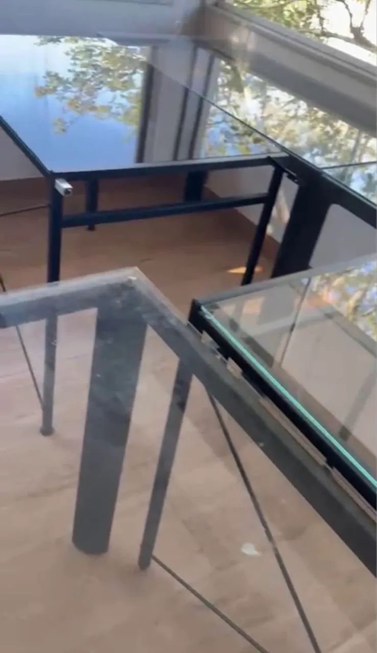 Mesa de aço com tampo de vidro TokStok  - Foto 4