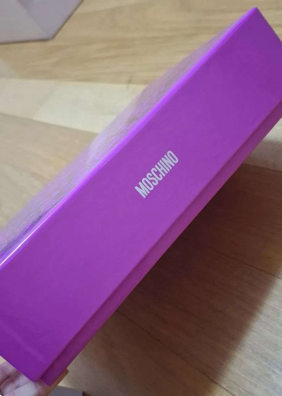 Caixa de kit de perfune Vazio Moschino - Foto 5