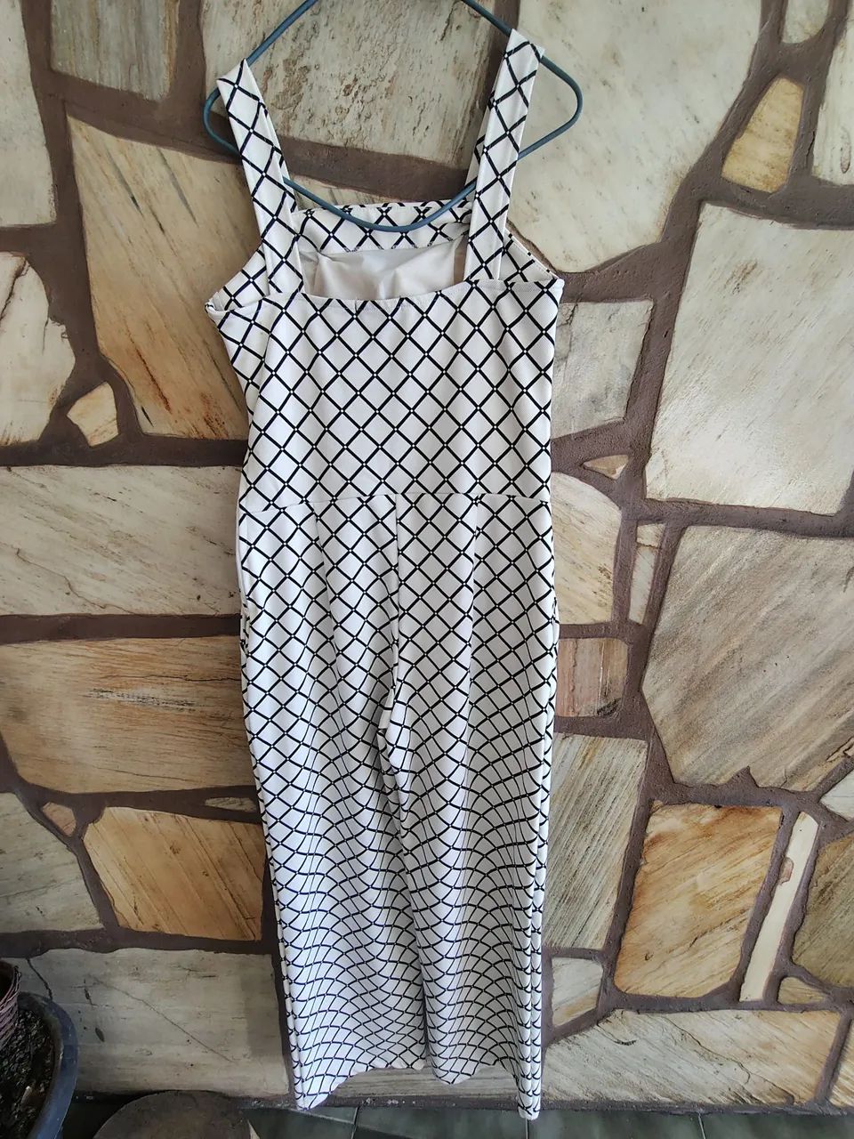 Macacão comprido de alça nas cores branco e preto. - Foto 3