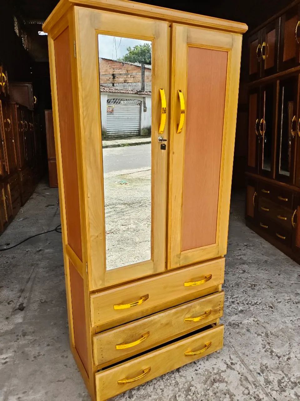 Guarda roupa de madeira com espelho - Foto 2