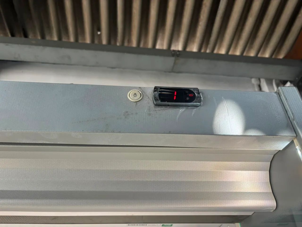 expositor refrigerado vertical aberto da marca Auden, equipado com iluminação LED - Foto 3