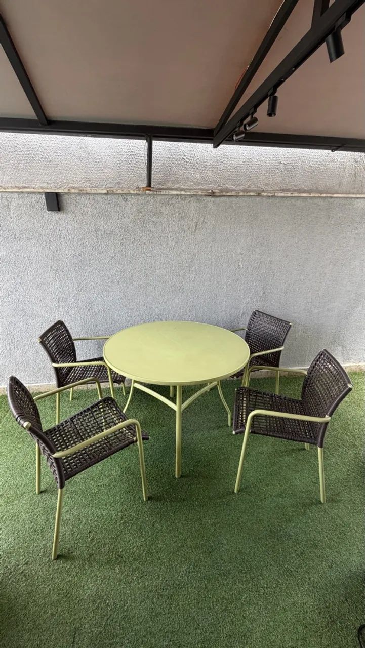 Mesa com cadeiras área externa