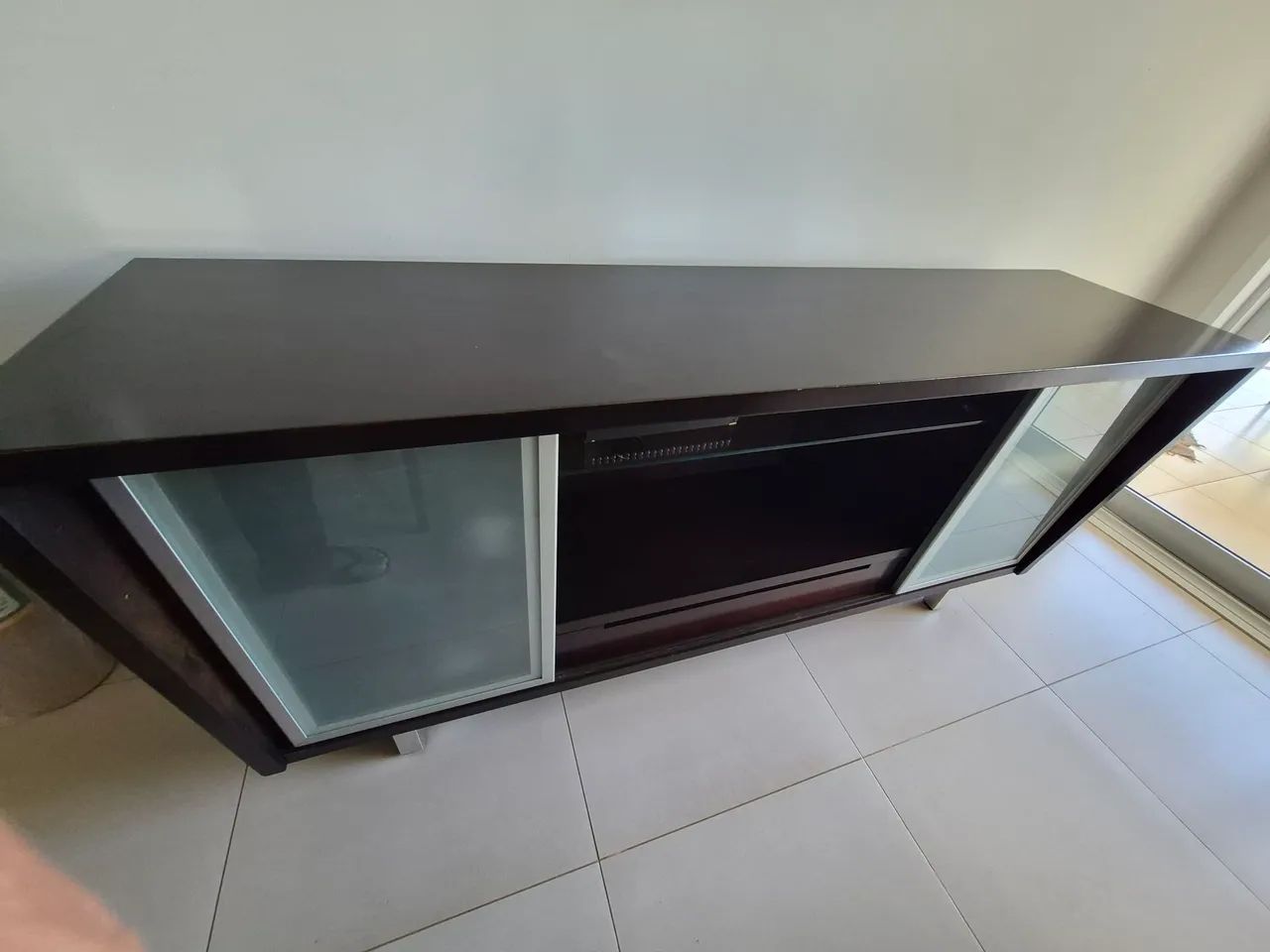 Mesa jantar de vidro 2,00 x 1,00. Com 4 cadeiras e Buffet de madeira - Foto 4