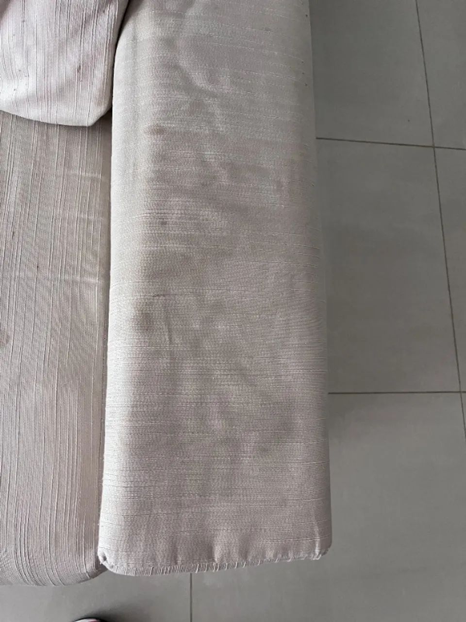 SOFÁ USADO - ESTRUTURA BOA - PRECISA TROCAR OU LIMPAR TECIDO - Foto 3