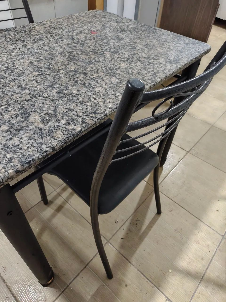 Mesa de mármore usada com 2 cadeiras  - Foto 4