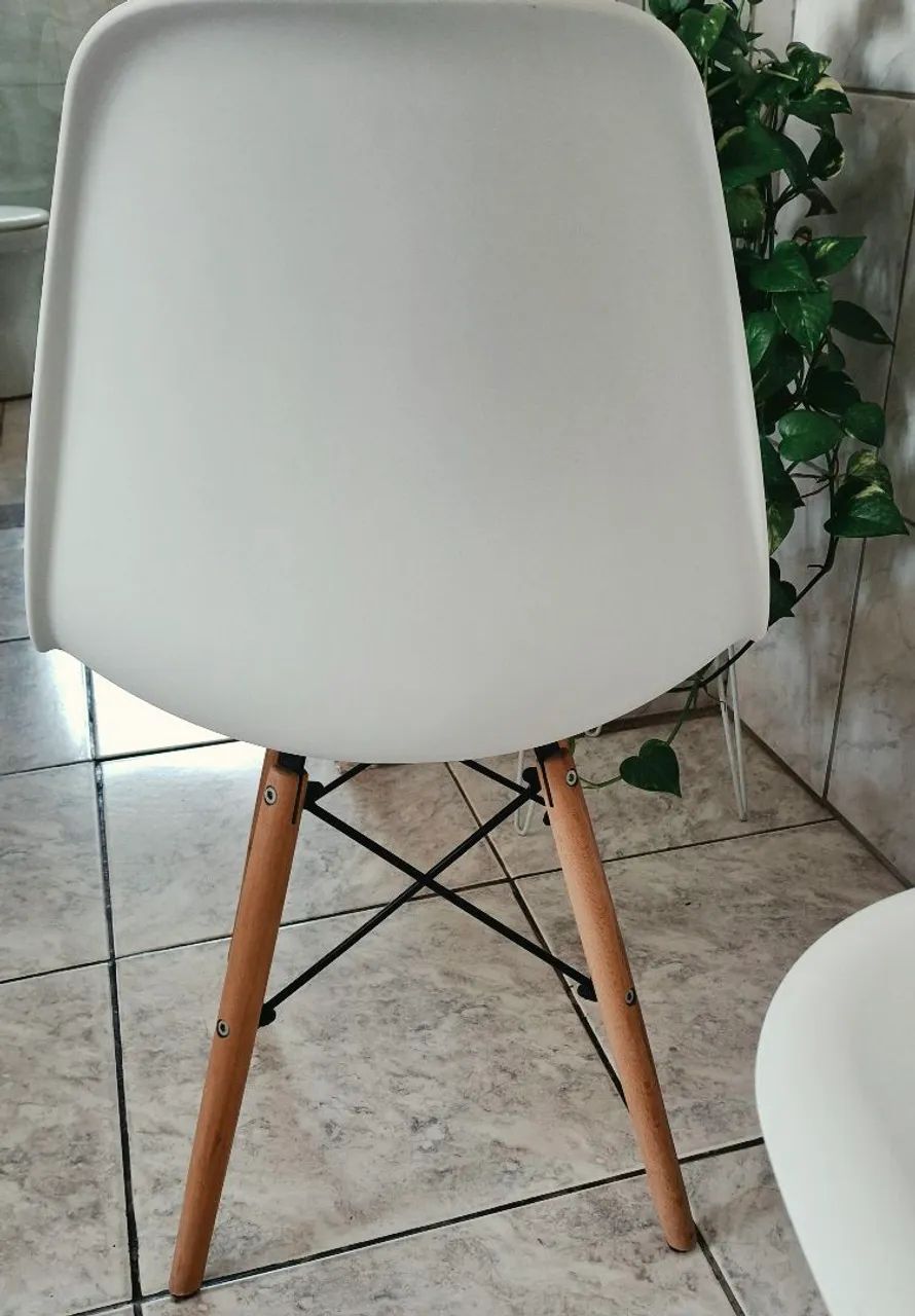 JOGO DE CADEIRAS Eames Eiffel (Pé Palito Assento branco)  - IMPECÁVEL  - Foto 5