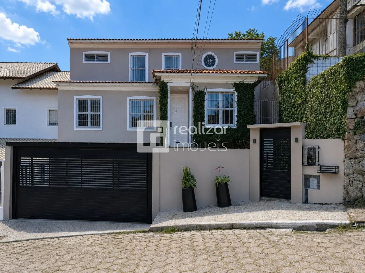 Casa com 6 dormitórios no Agronômica