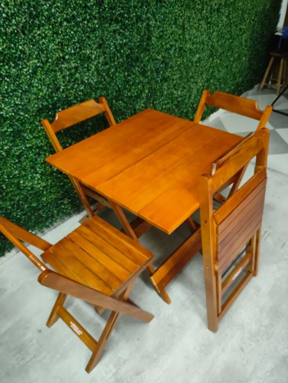 Conjunto 70x70 c/ 4 cadeiras.