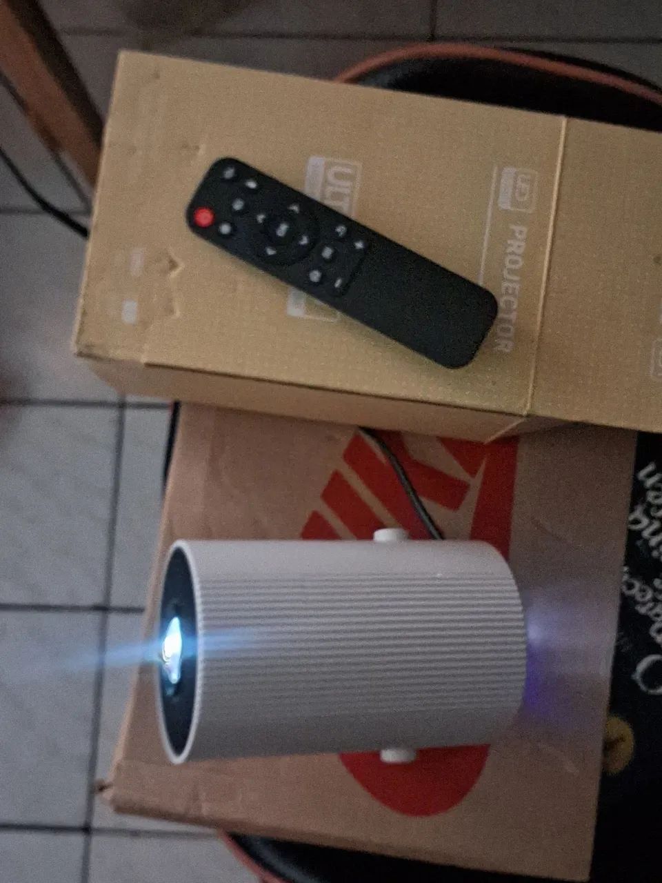 Mini Projetor SmartHY300 Android 4K - Wi-Fi, Bluetooth, HDMI + Caixa e Controle - Foto 3