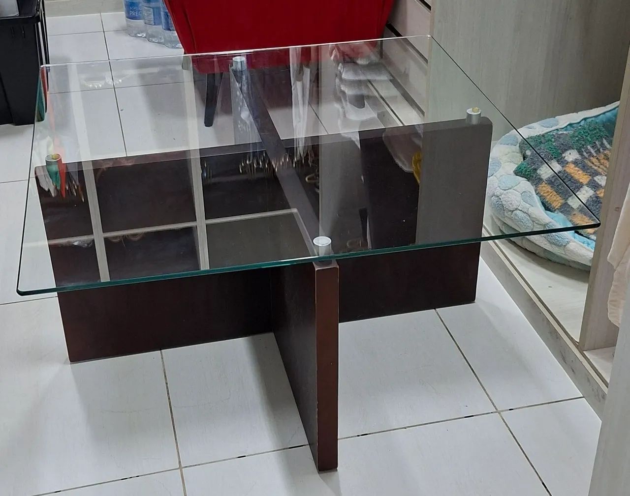 Mesa de centro base de madeira maciça e tampo de vidro temperado 