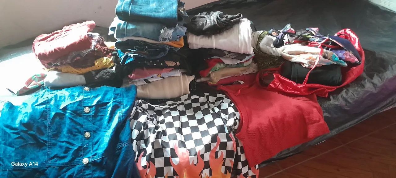 Roupas pra brecho são muitas peças 