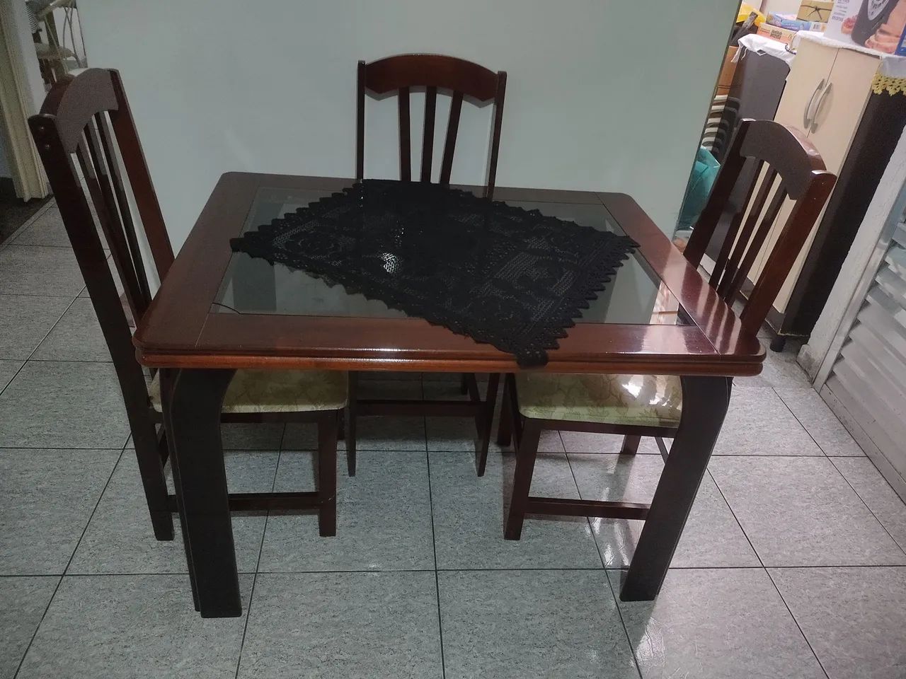 Mesa com 04 cadeiras 