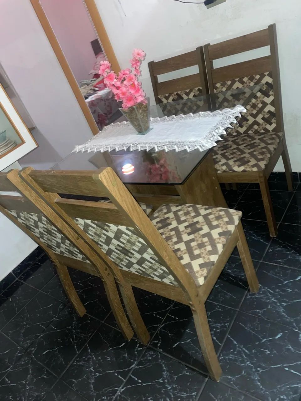 Mesa com 4 cadeiras 