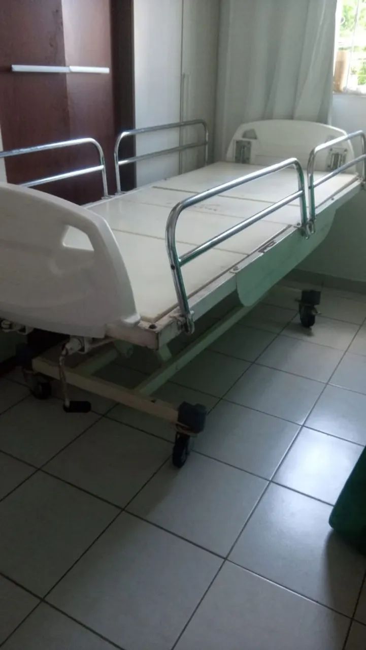 MACA HOSPITALAR COM COLCHÃO NOVO E JÁ ENCAPADO. - Foto 3