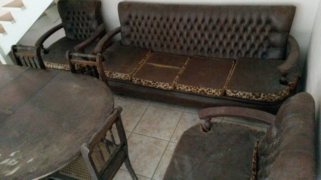 Mesa de jantar e conjunto de sofás antigo - Foto 4