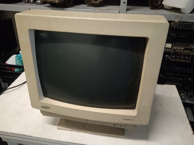 Monitor de computador antigo 