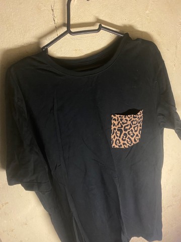 Camisa preta com estampa de onça 