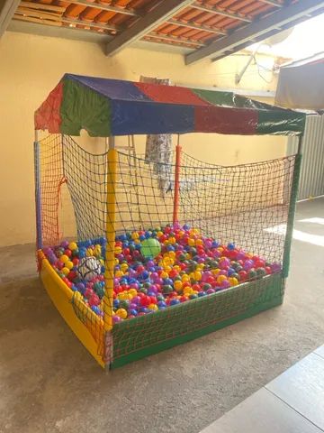 Bolas coloridas brilhantes para a piscina para jogos infantis.