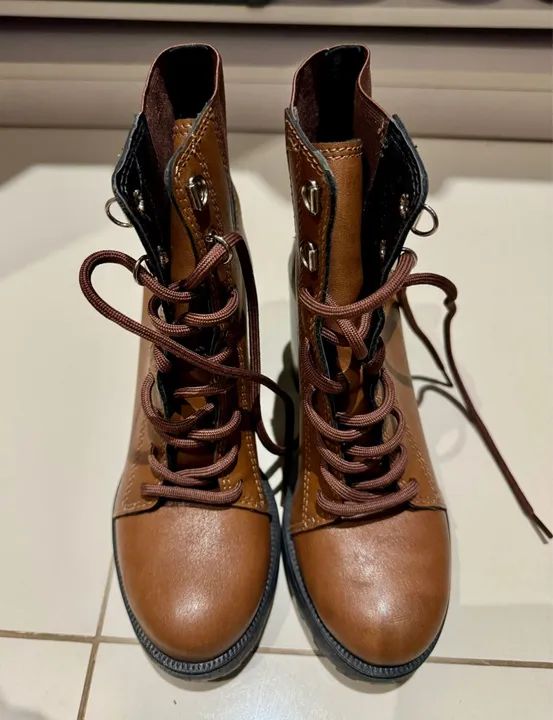 Botas de cano curto marrom